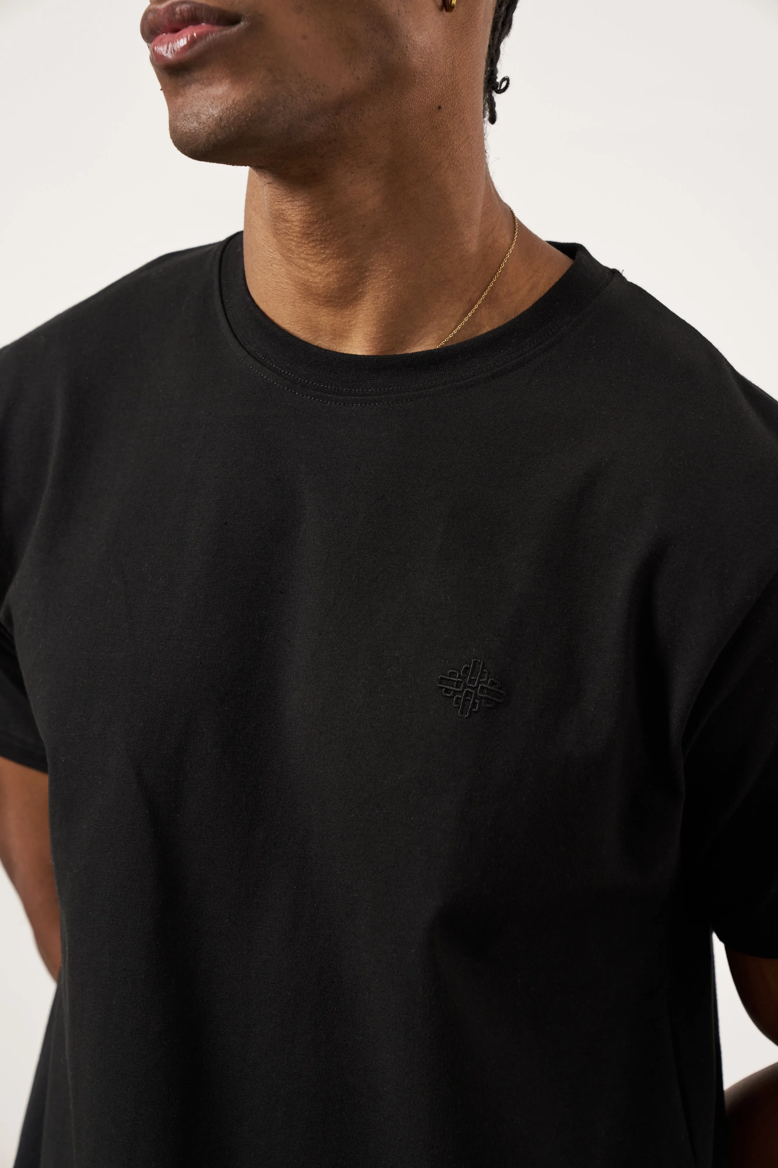 EMBLEM EMBROIDERED SLIM FIT T-SHIRT - BLACK